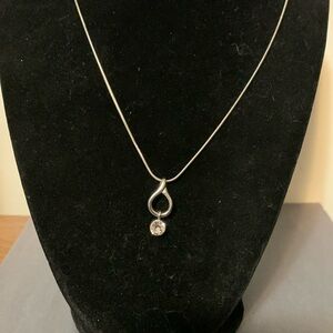 Beautiful sparkly necklace, 17”